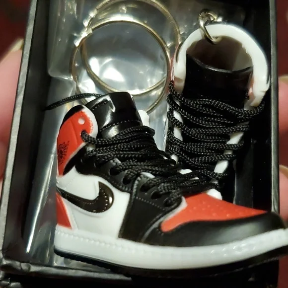 Custom Nike Shoe Keychains set of 2 shoes. (1 pair.) ❤️🖤 - Picture 4 of 16